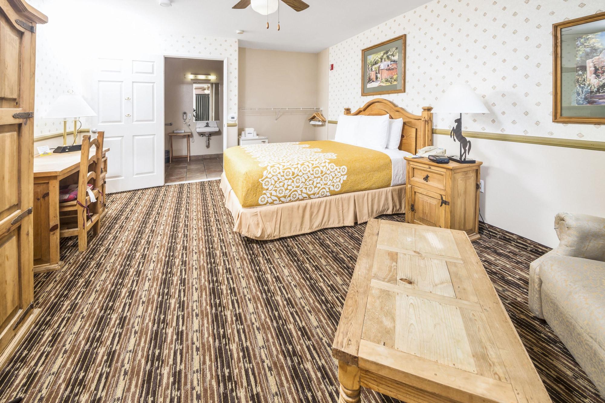 Days Inn By Wyndham Lebec Grapevine Exterior photo
