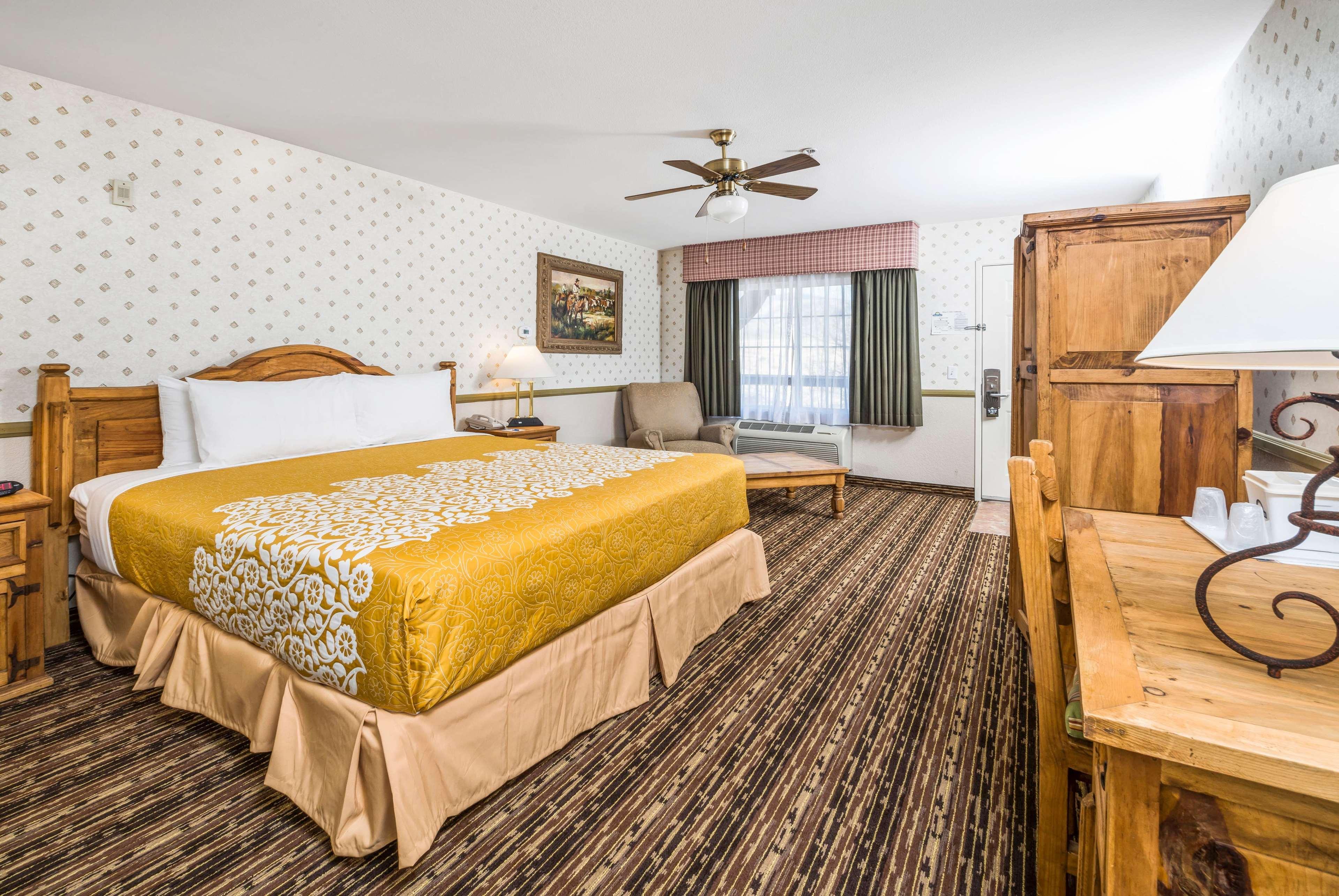 Days Inn By Wyndham Lebec Grapevine Exterior photo