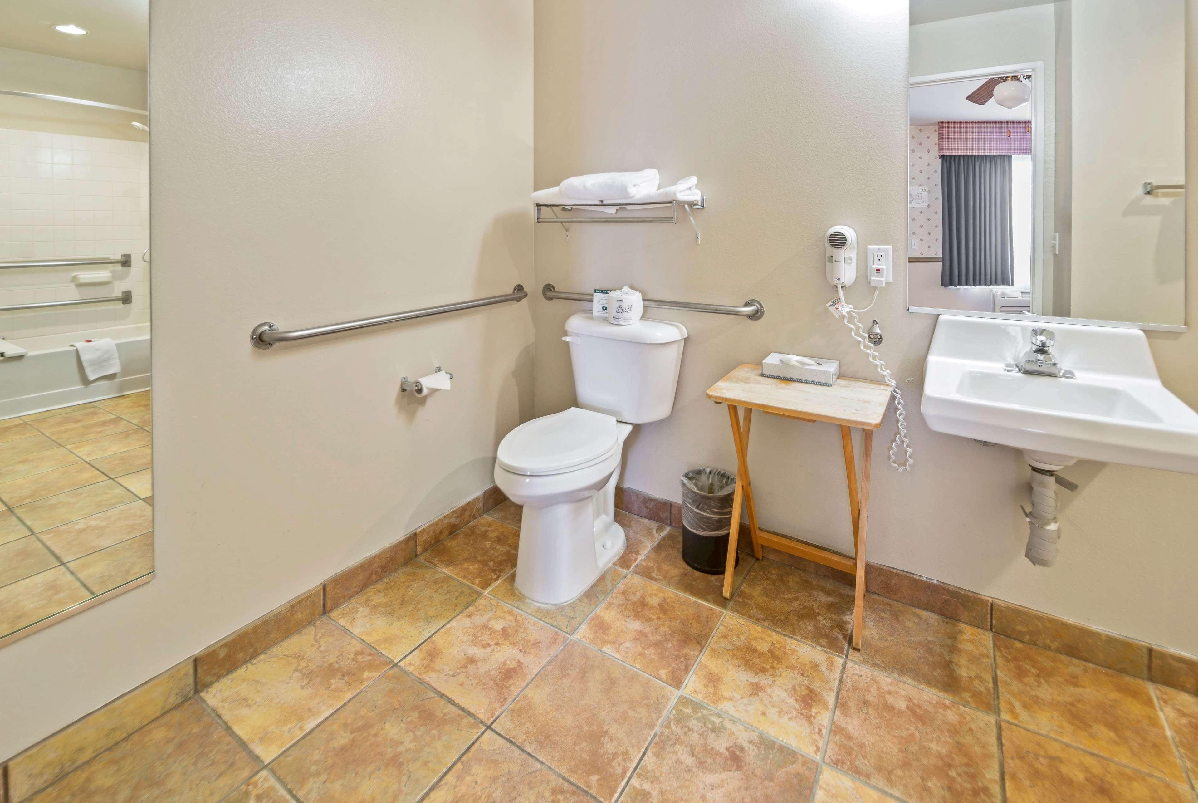 Days Inn By Wyndham Lebec Grapevine Exterior photo