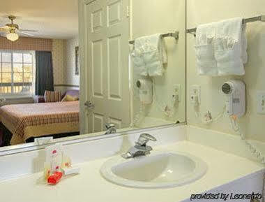 Days Inn By Wyndham Lebec Grapevine Exterior photo
